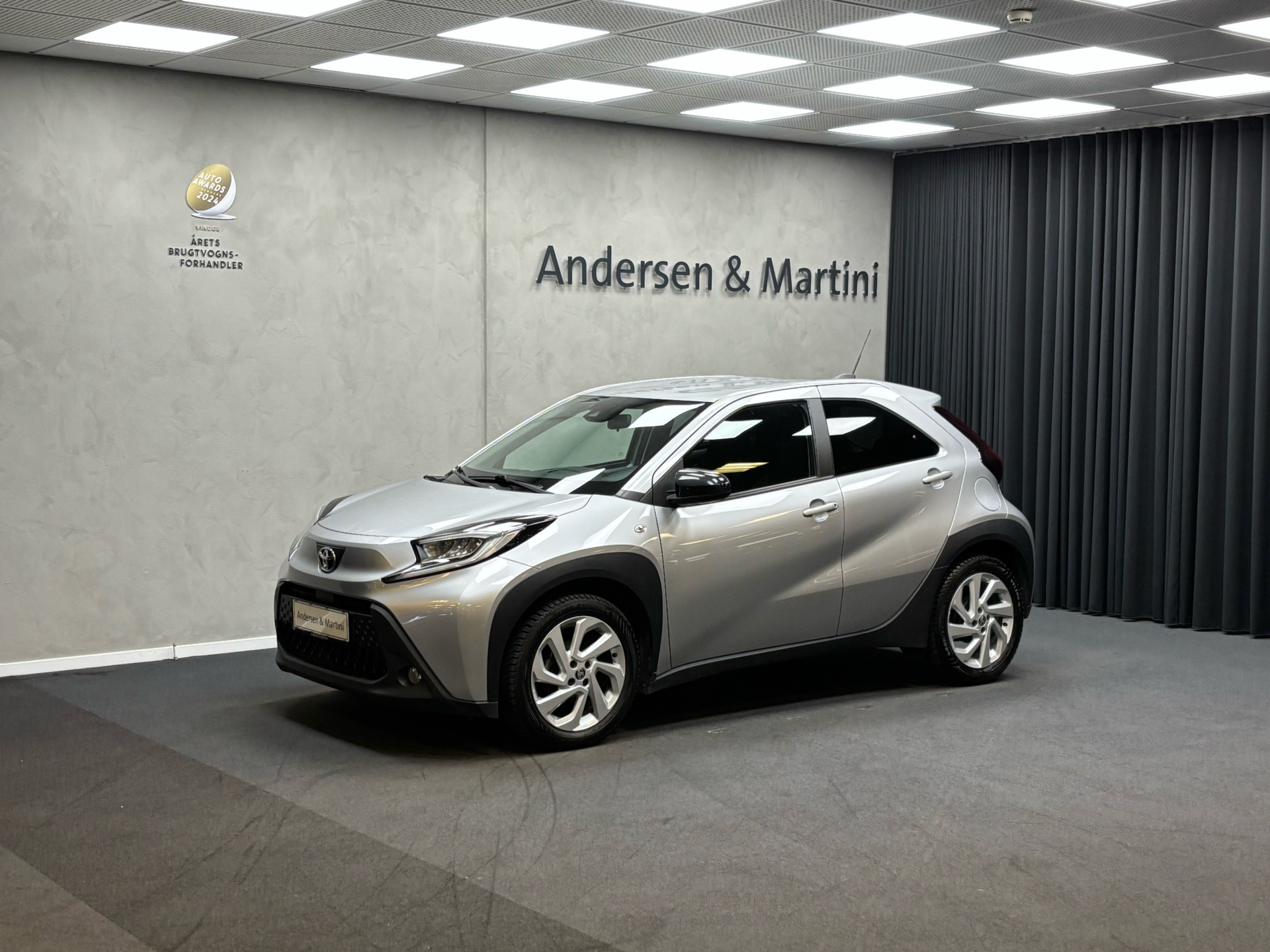 Beige Toyota Aygo X fra 2022 set udefra