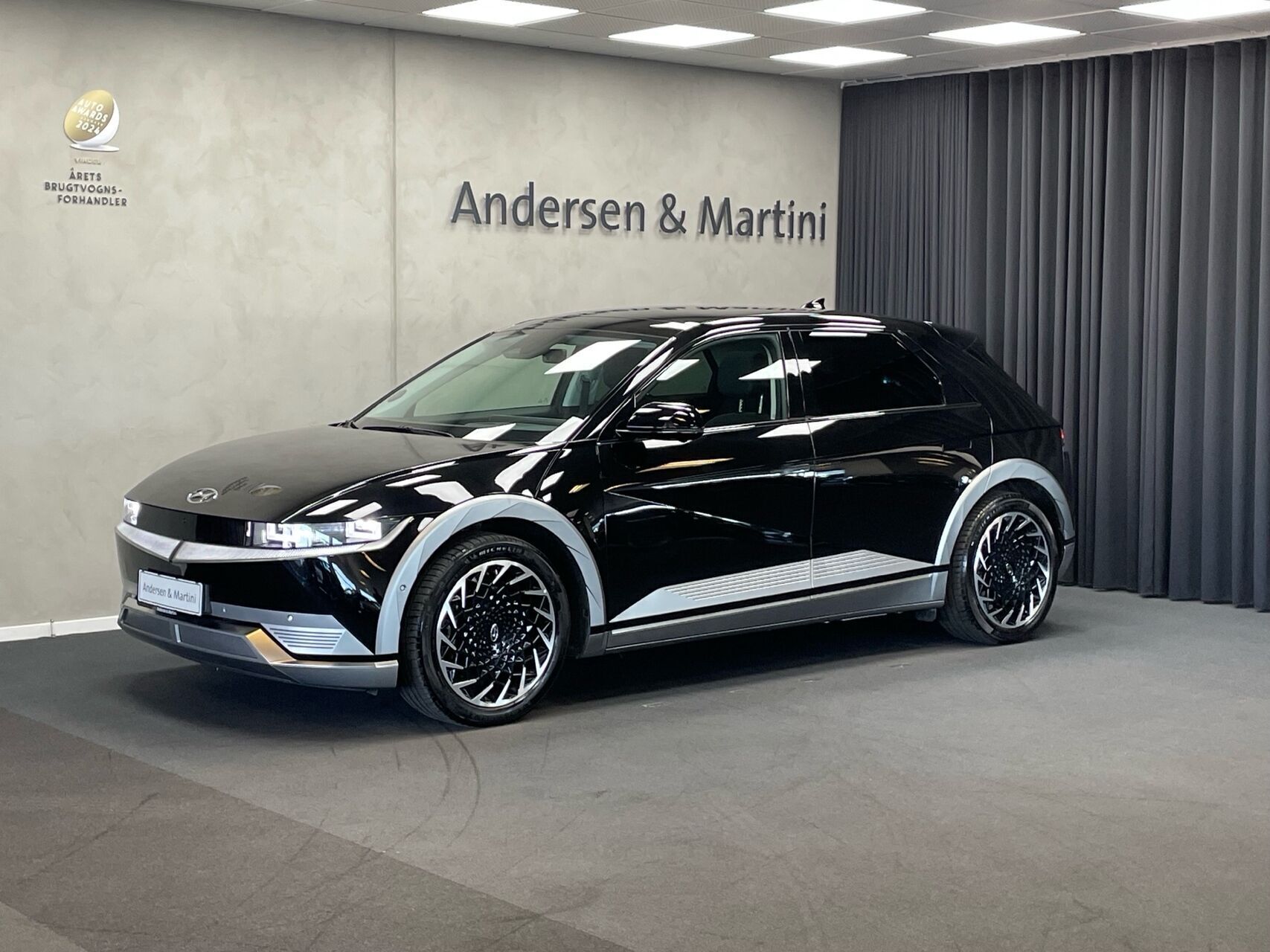 Sort Hyundai Ioniq 5 fra 2021 set udefra