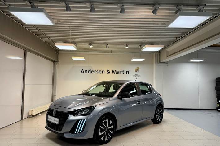 Grå Peugeot e-208 fra 2025 set udefra