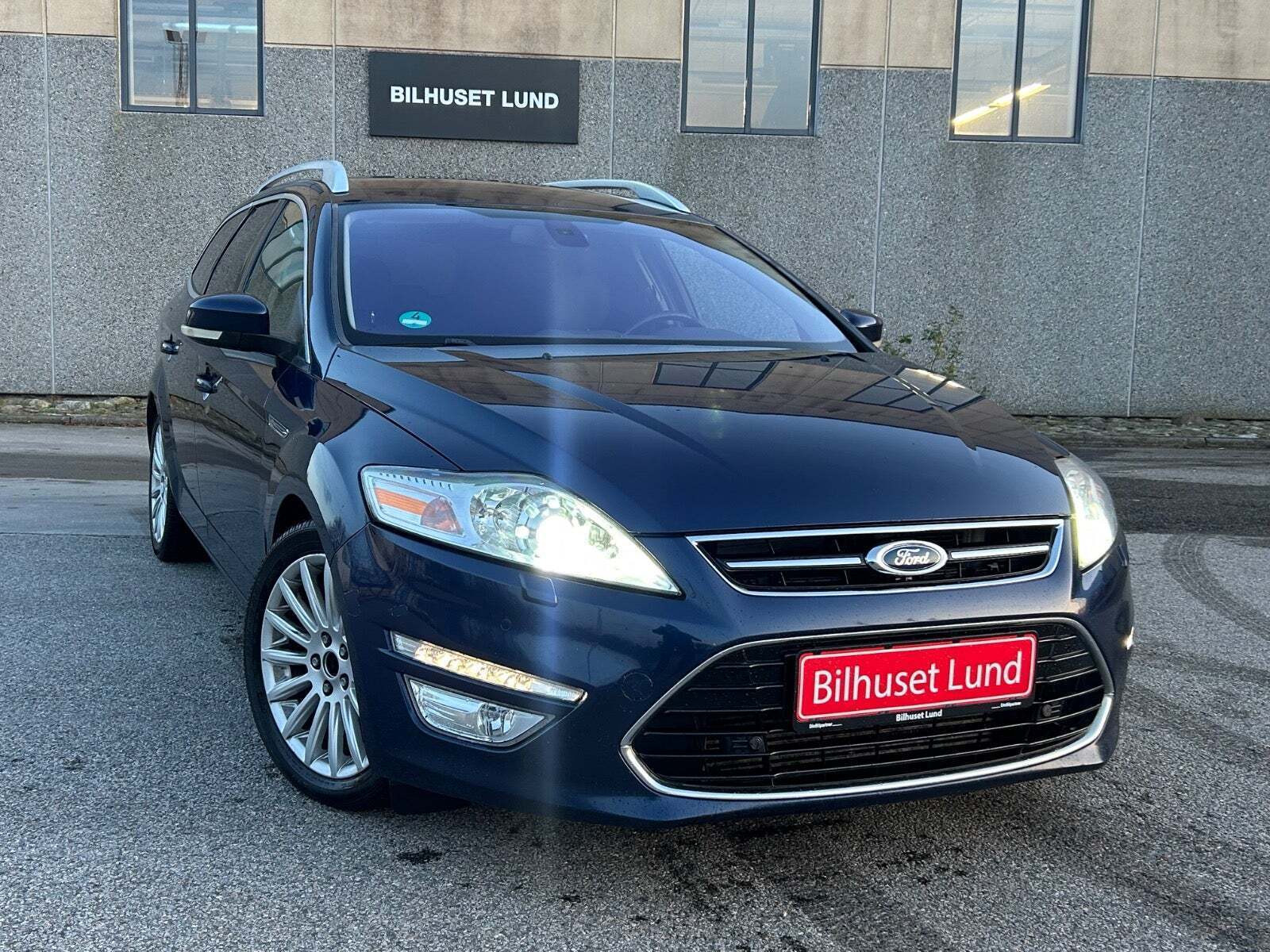 Blå Ford Mondeo fra 2012 set udefra