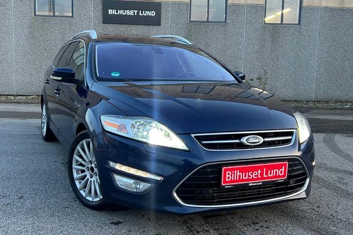 Blå Ford Mondeo fra 2012 set udefra