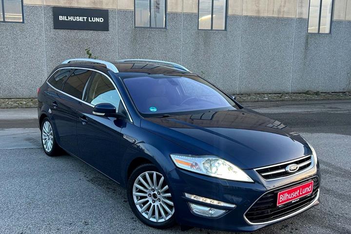 Blå Ford Mondeo fra 2012