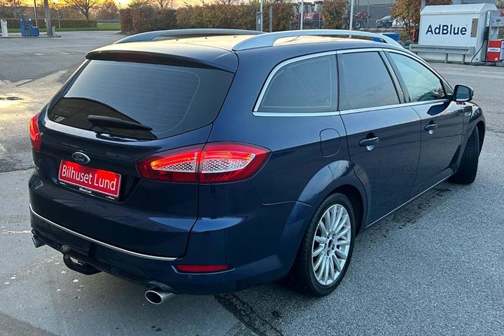 Blå Ford Mondeo fra 2012