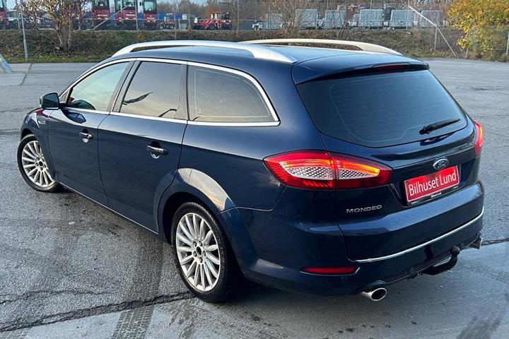 Blå Ford Mondeo fra 2012