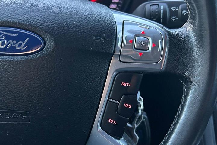 Blå Ford Mondeo fra 2012