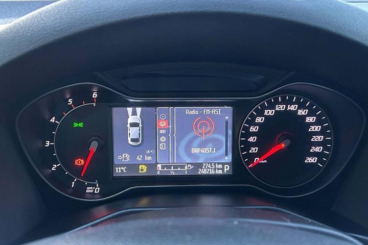 Blå Ford Mondeo fra 2012