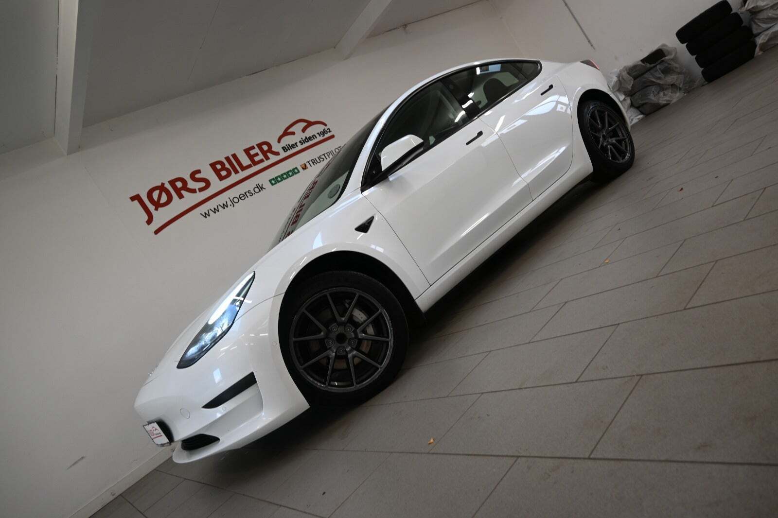 Hvid Tesla Model 3 fra 2021