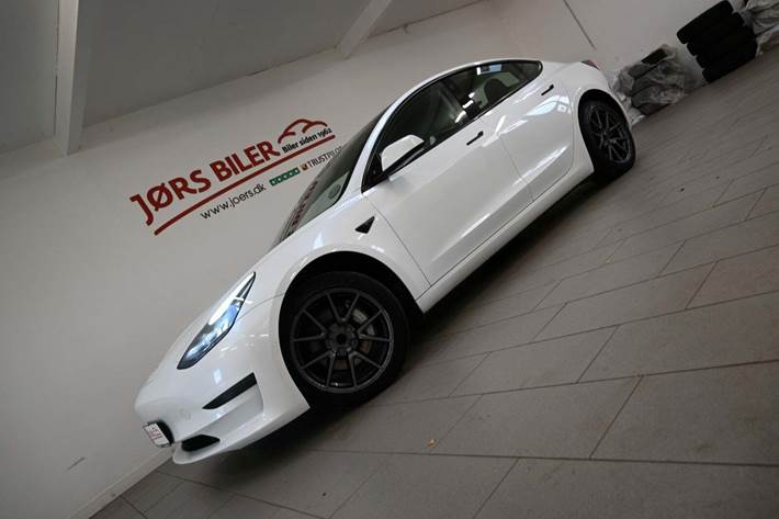 Hvid Tesla Model 3 fra 2021