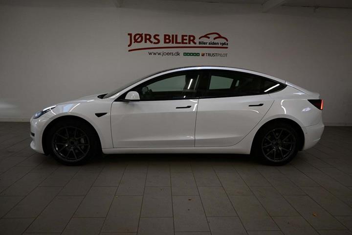 Hvid Tesla Model 3 fra 2021