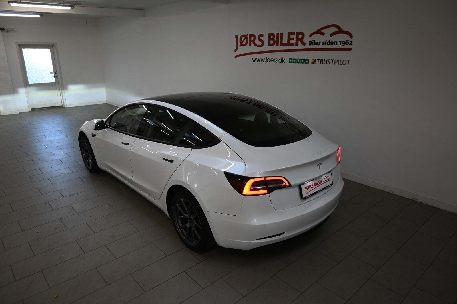 Hvid Tesla Model 3 fra 2021