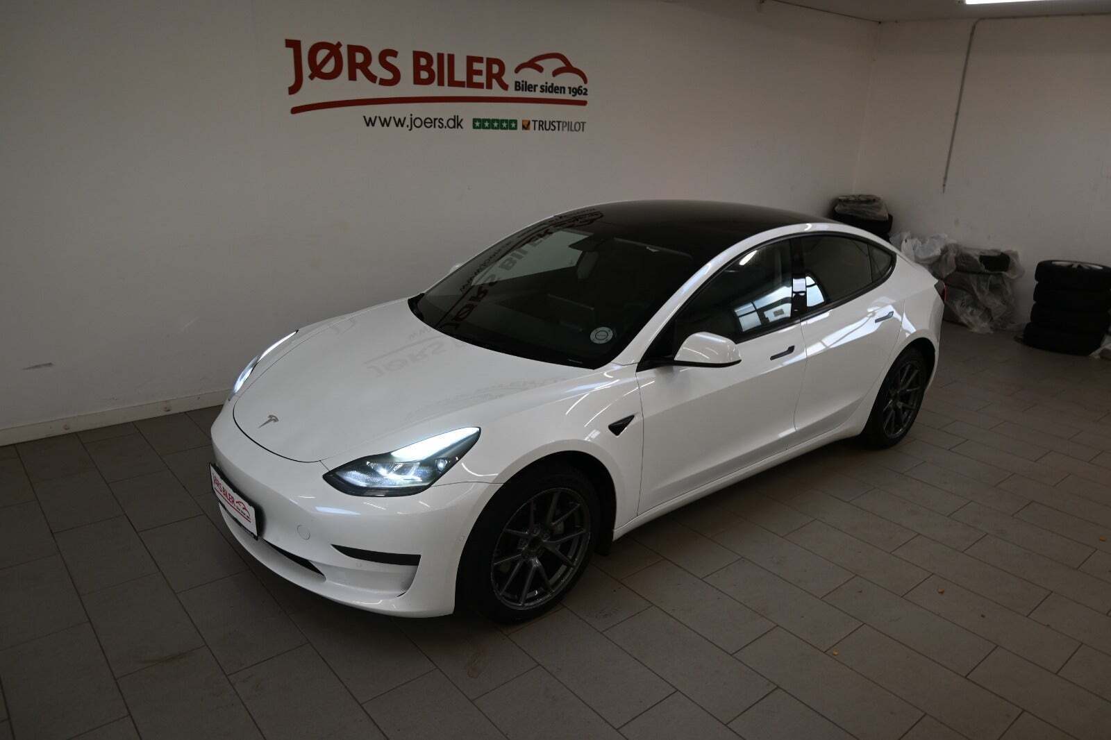Hvid Tesla Model 3 fra 2021