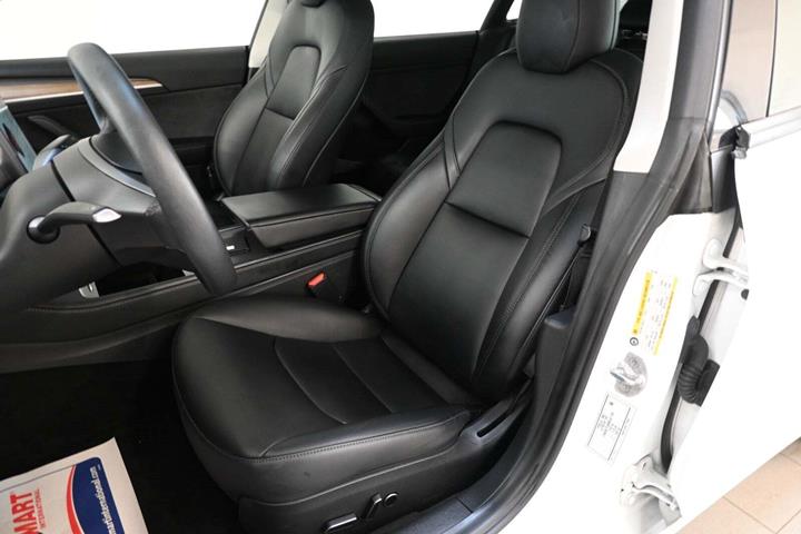 Hvid Tesla Model 3 fra 2021