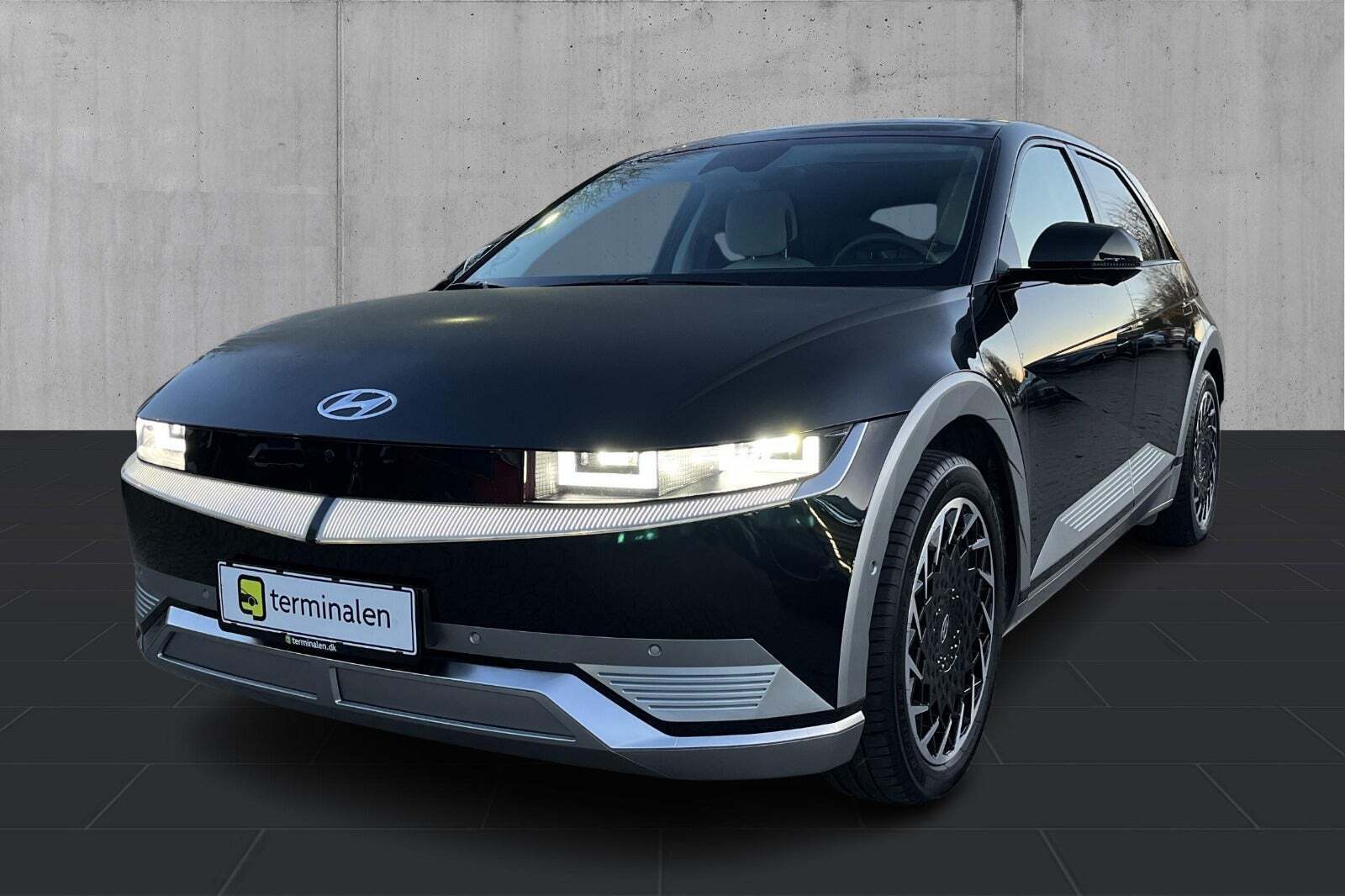 Sort Hyundai Ioniq 5 fra 2024 set udefra