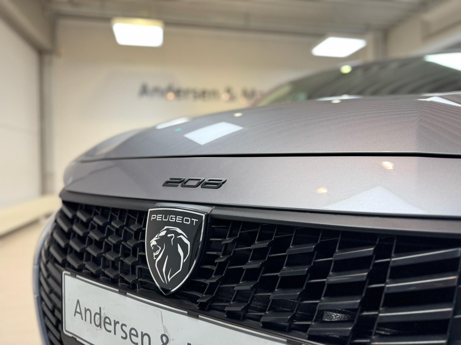 Grå Peugeot e-208 fra 2025