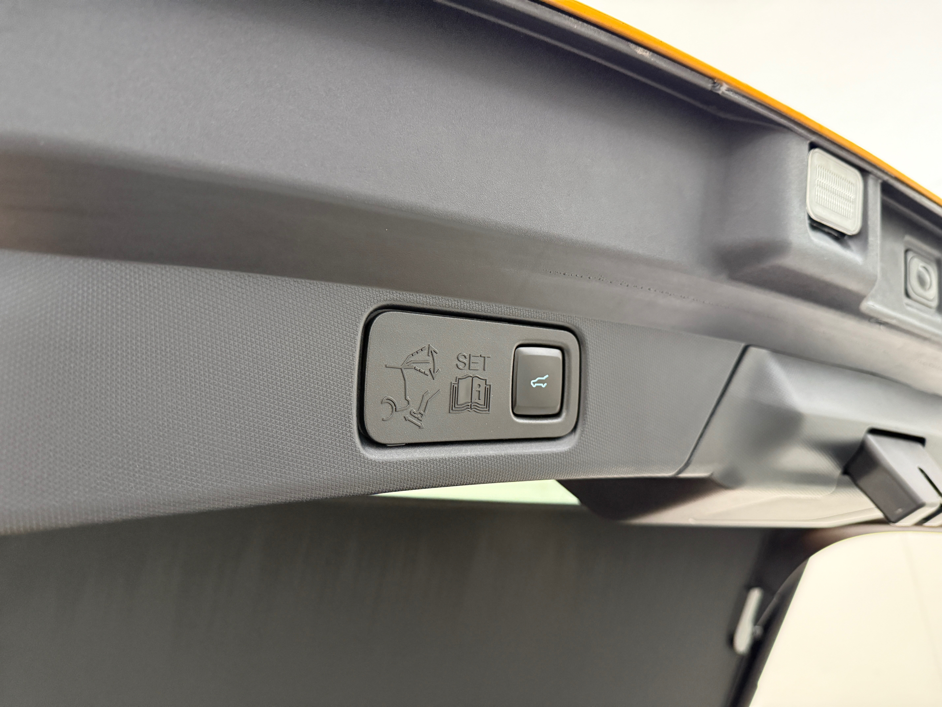 Gul Ford Mustang Mach-E fra 2024