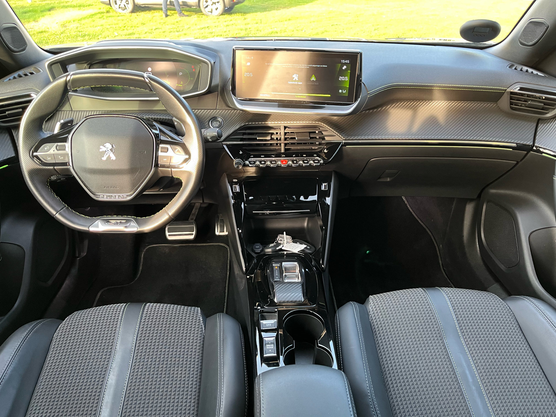 Grå Peugeot 2008 fra 2022