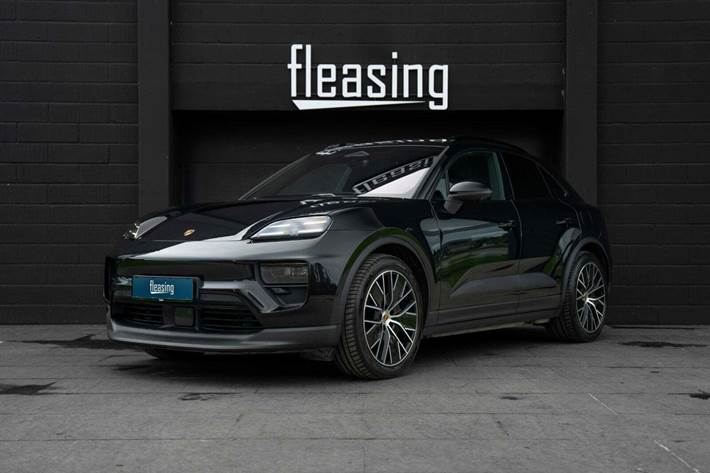 Sort Porsche Macan 4 fra 2024