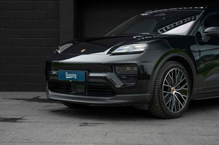 Sort Porsche Macan 4 fra 2024