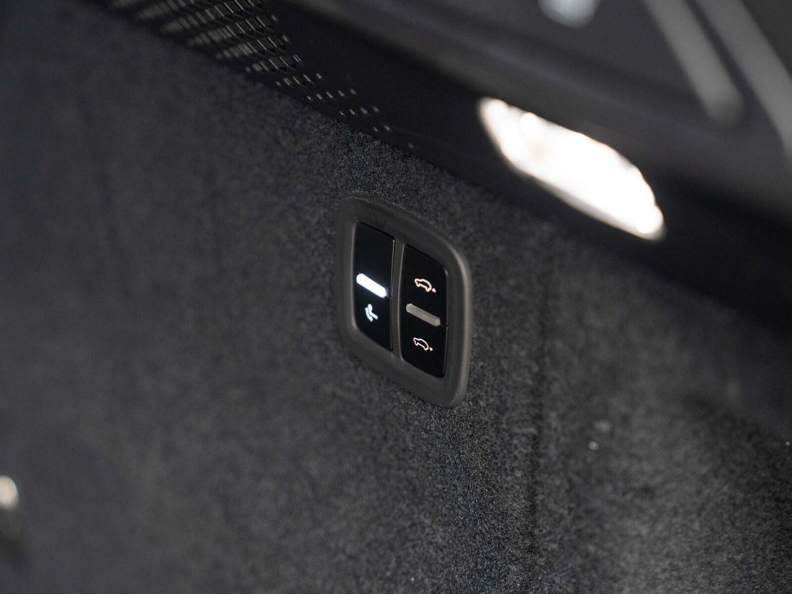 Sort Porsche Macan 4 fra 2024