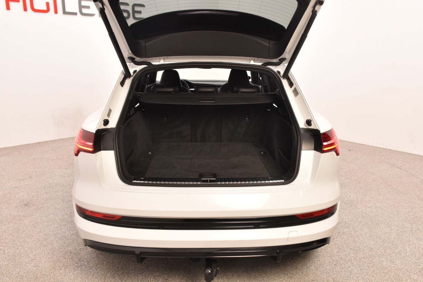 Hvid Audi e-tron fra 2020