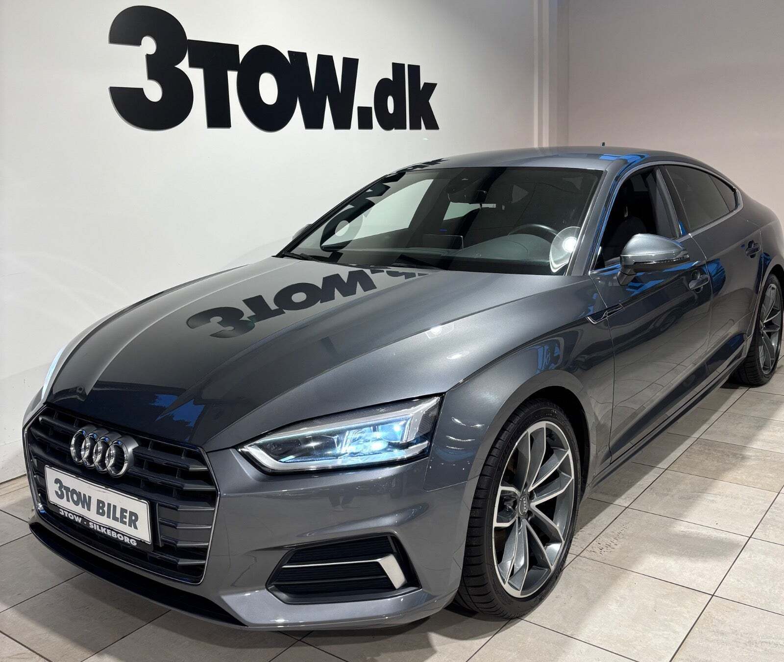 Grå Audi A5 fra 2017 set udefra