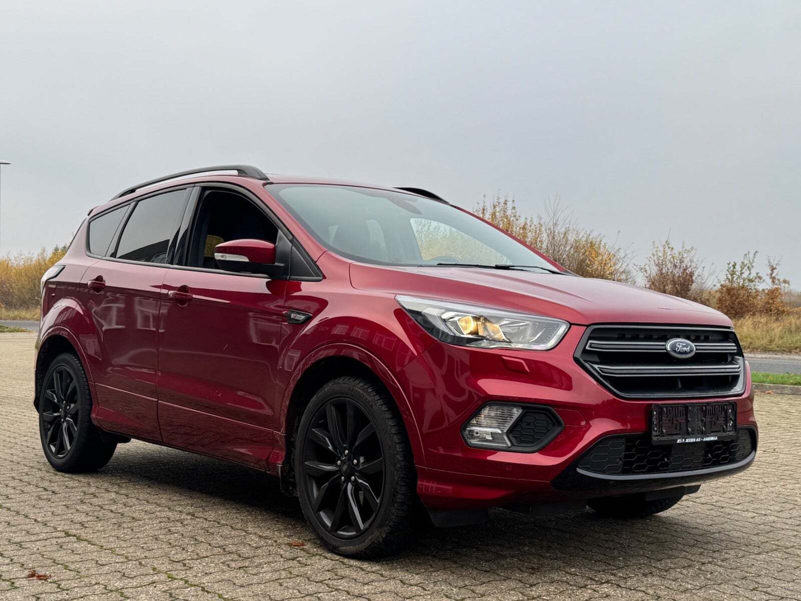 Rød Ford Kuga fra 2018 set udefra