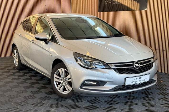 Sølv Opel Astra fra 2019 set udefra