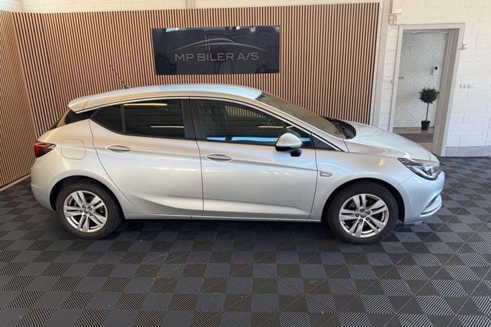 Sølv Opel Astra fra 2019