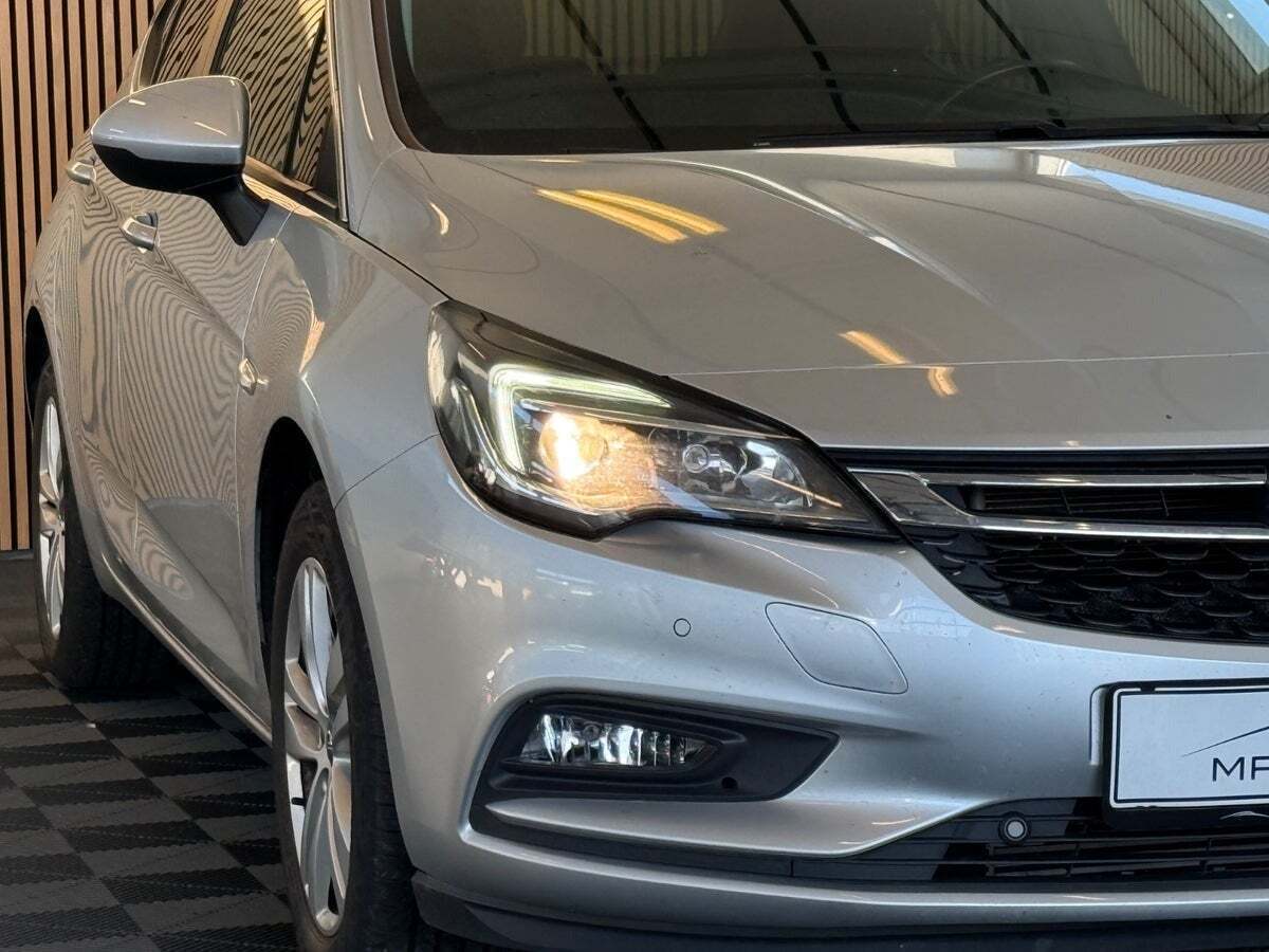 Sølv Opel Astra fra 2019