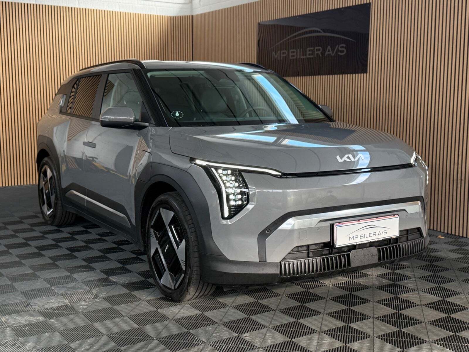 Grå Kia EV3 fra 2025 set udefra