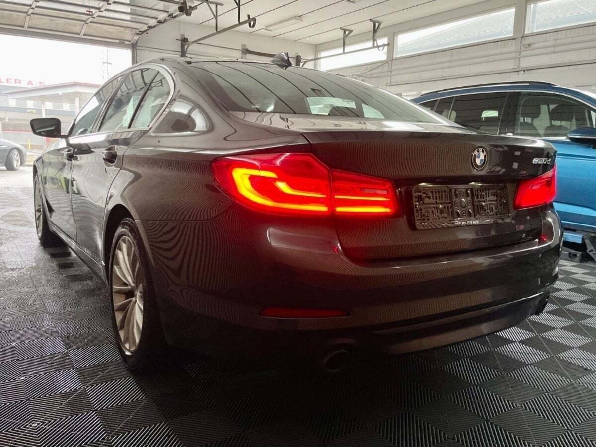 Grå BMW 520d fra 2019