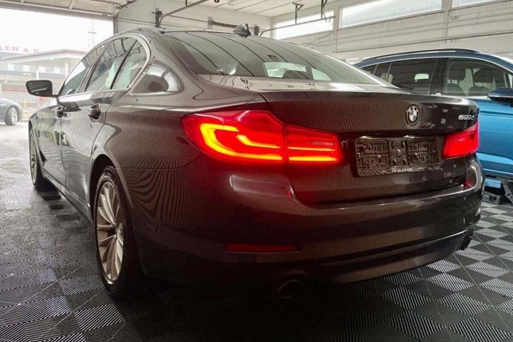 Grå BMW 520d fra 2019
