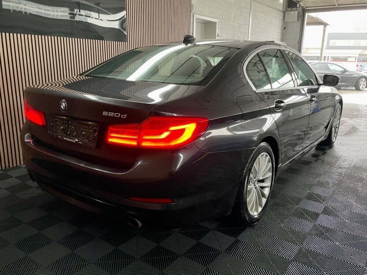 Grå BMW 520d fra 2019
