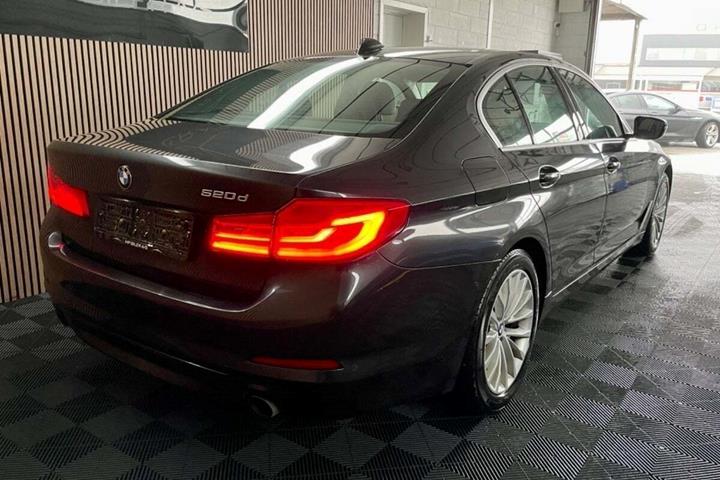Grå BMW 520d fra 2019