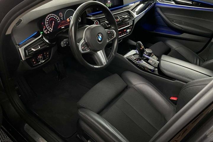 Grå BMW 520d fra 2019