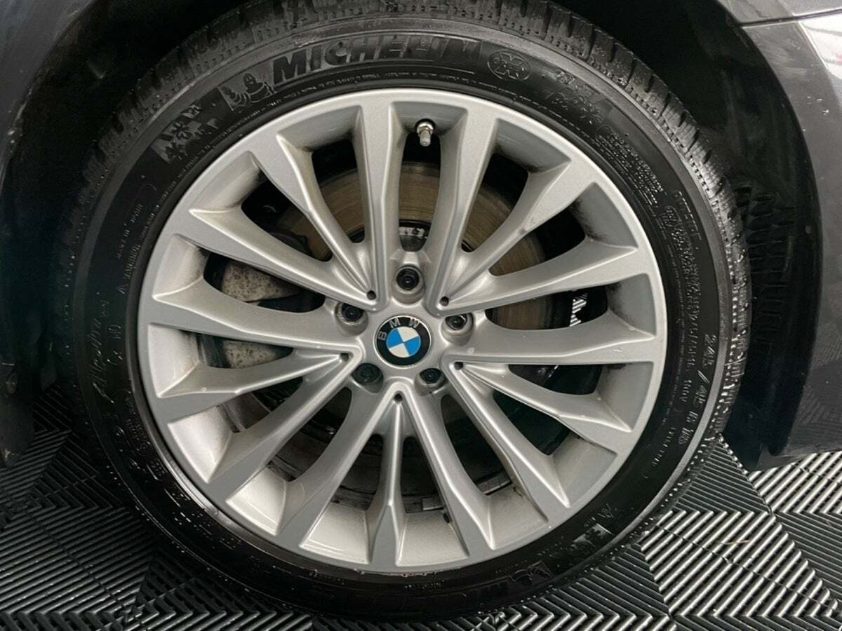 Grå BMW 520d fra 2019
