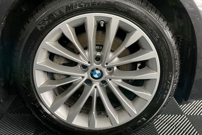Grå BMW 520d fra 2019