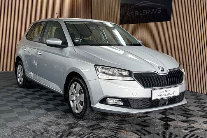 Sølv Skoda Fabia fra 2020 set udefra
