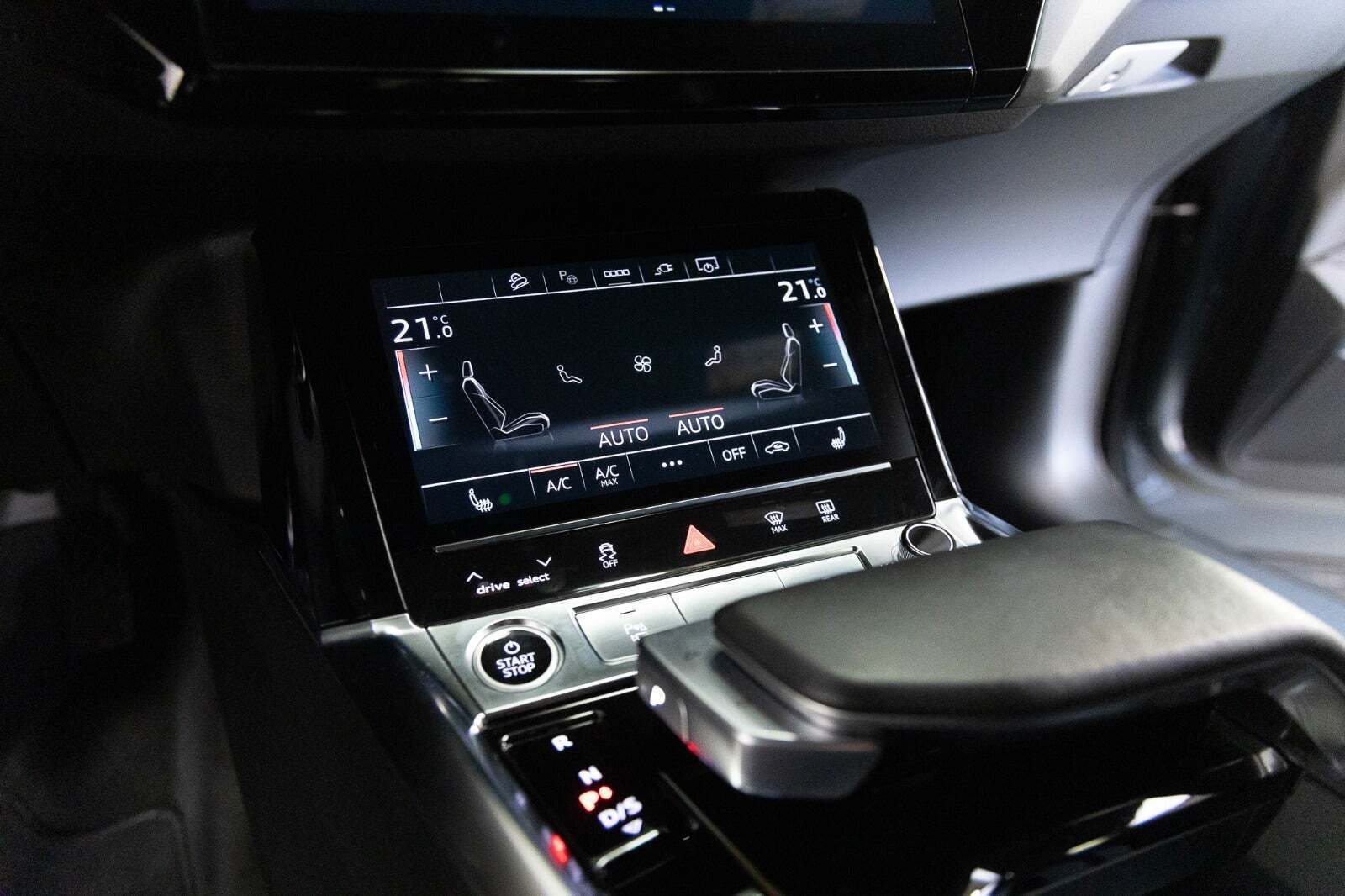 Grå Audi e-tron fra 2022