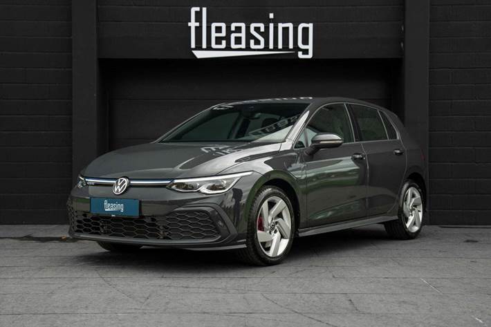 Grå VW Golf VIII fra 2022 set udefra