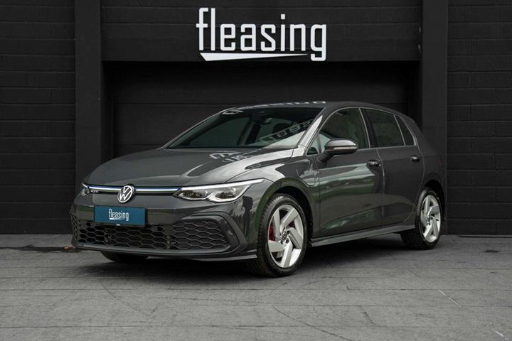 Grå VW Golf VIII fra 2022 set udefra