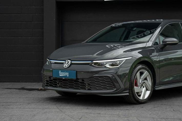 Grå VW Golf VIII fra 2022
