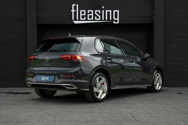 Grå VW Golf VIII fra 2022