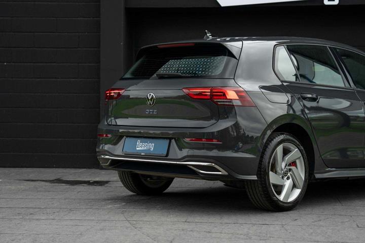 Grå VW Golf VIII fra 2022