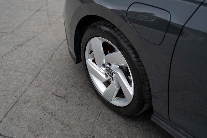 Grå VW Golf VIII fra 2022