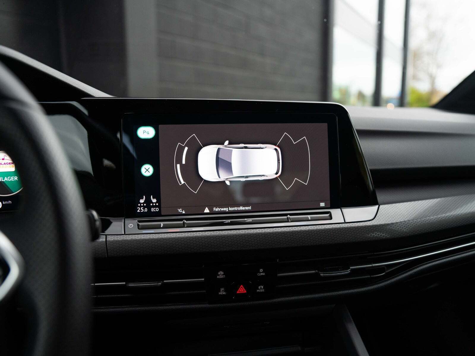 Grå VW Golf VIII fra 2022