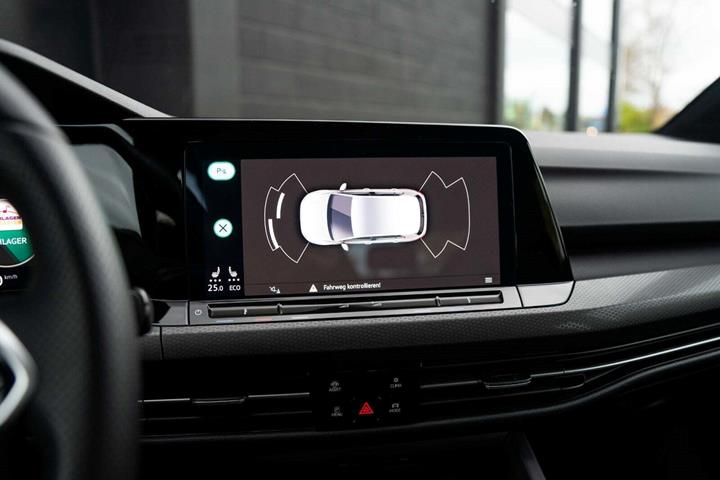Grå VW Golf VIII fra 2022