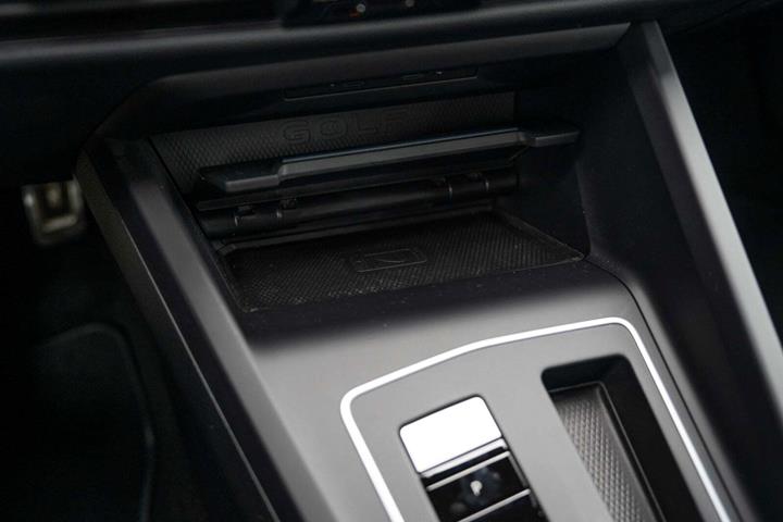 Grå VW Golf VIII fra 2022