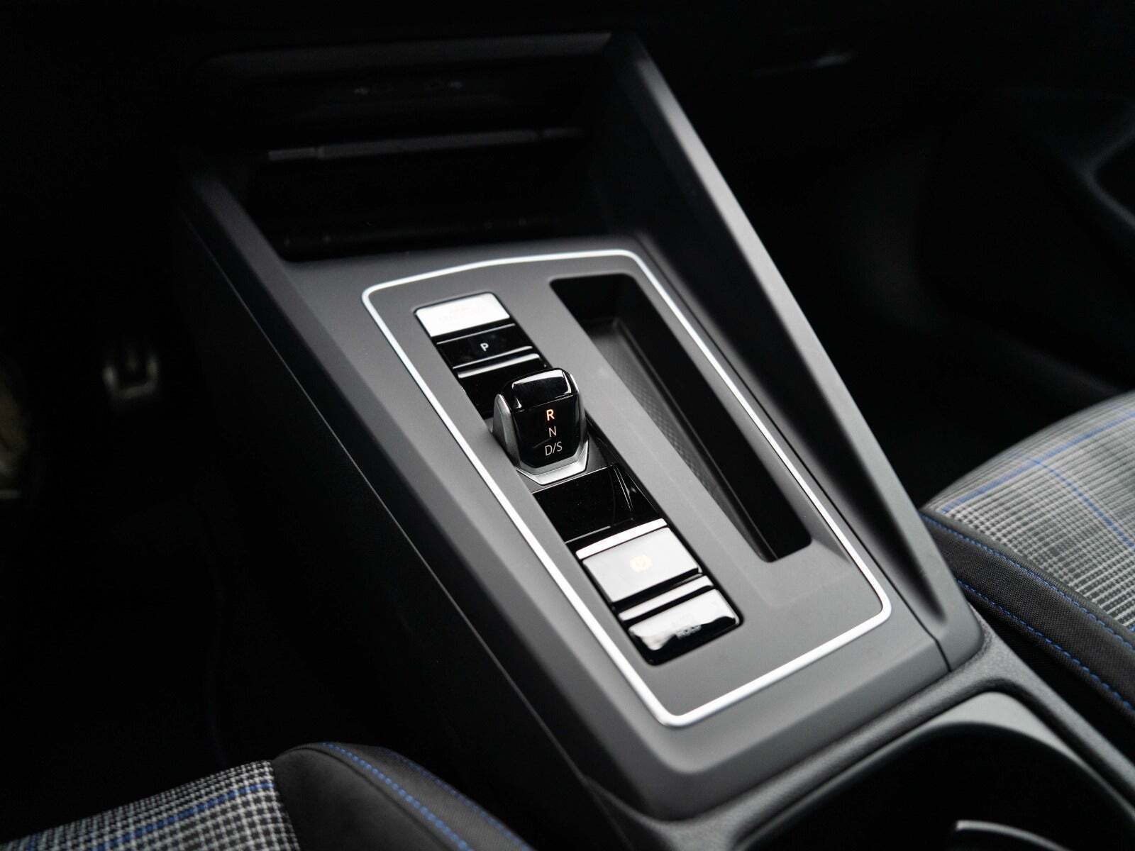 Grå VW Golf VIII fra 2022