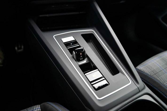 Grå VW Golf VIII fra 2022